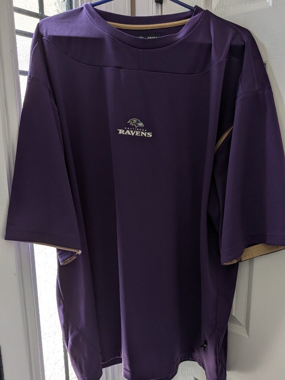 NEVER BEEN WORN - BALTIMORE RAVENS NFL PERFORMANCE CREW-NECK SPORTSWEAR SHIRT